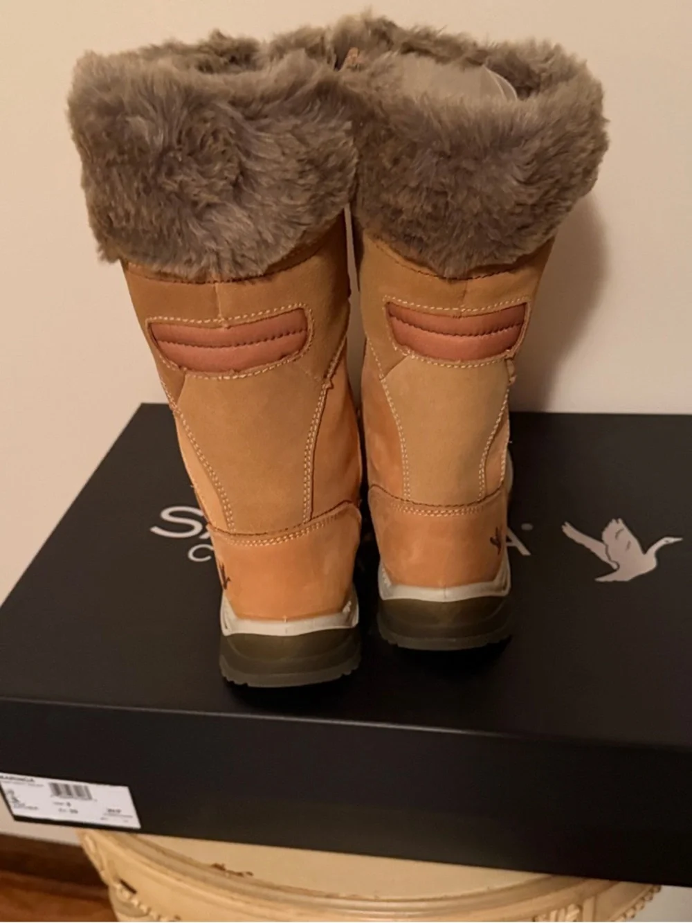 Santana Canada Marinda Tan Faux  Fur-Trim Lace-Up Winter Boots Size 8